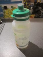 Flasche grüner Deckel, beschriftet