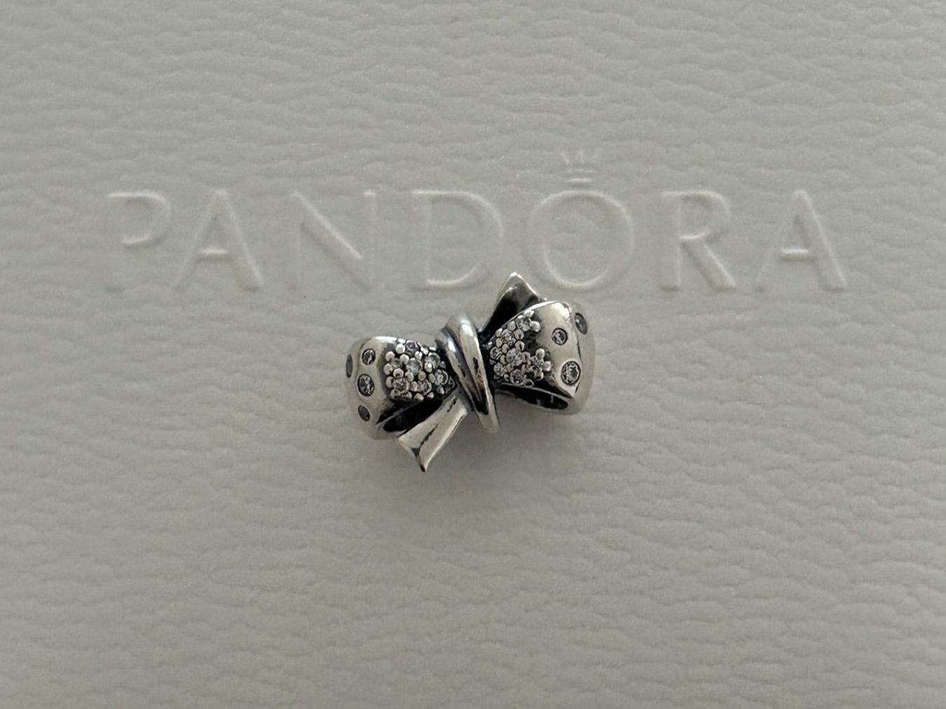 Pandora Ciondoli: Original Pandora Funkelnde Schleife Charm – Usato da Rheinfelden venduto da Boutique_Luxe
