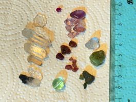 Miniedelstein-Mix: Rohsteine und Kristalle, + 1 Rubin 0,45ct