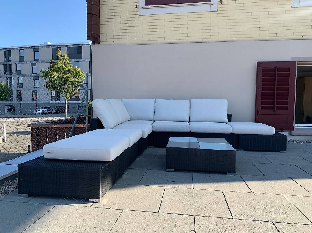 Sofas: Ratanlounge mit Sitzkissen – Gebraucht aus Sursee von hae_6nwf