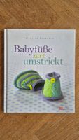 Babyfüsse zart umstrickt von Catherine Bouquerel