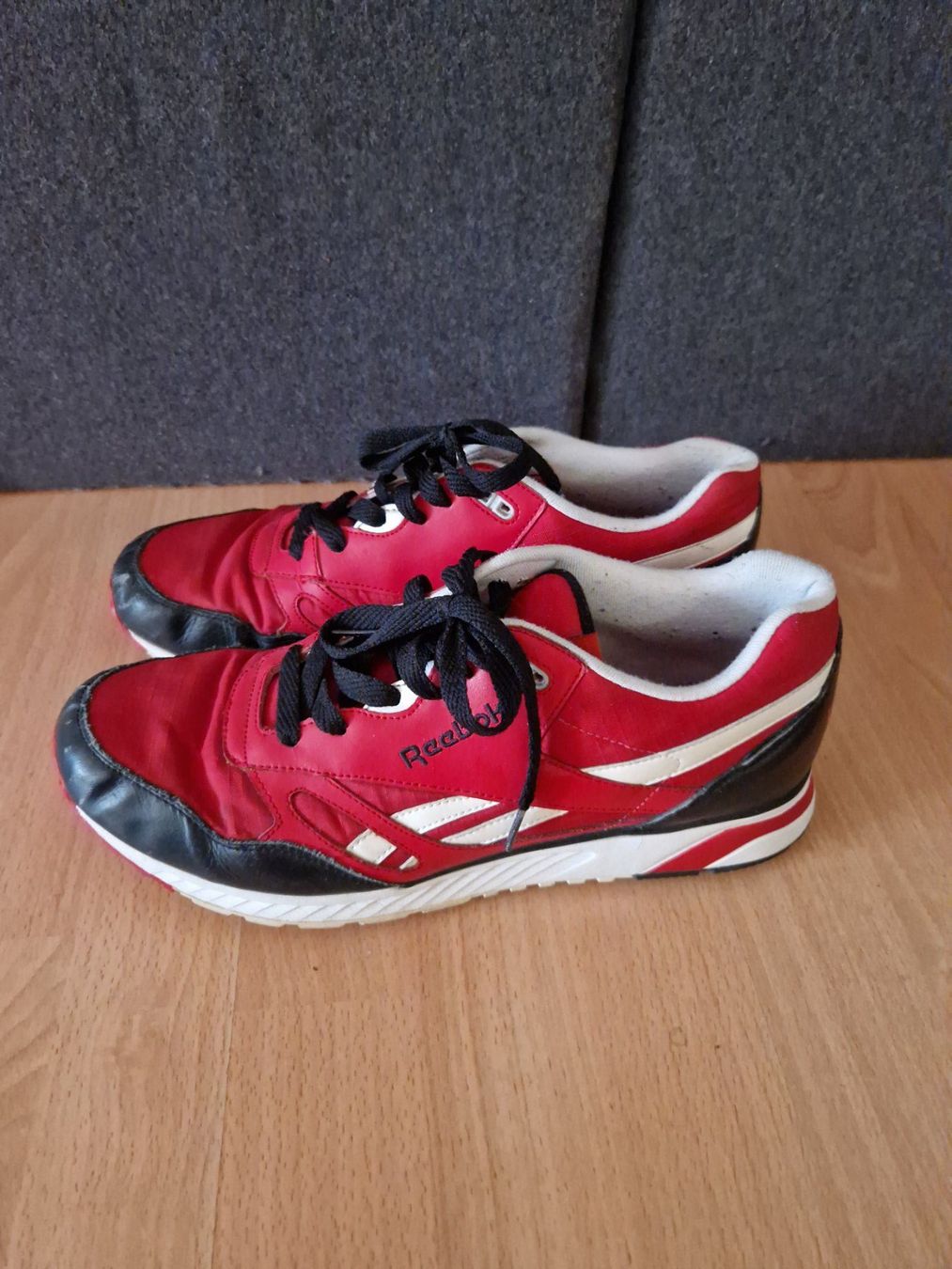 Reebok Herrenschuhe: Reebok Sneakers, Grösse 44, Rot/Weiss Old School – Gebraucht aus Neuhausen am Rheinfall von Alchimista