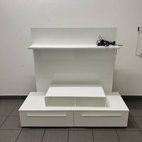 Mobile TV bianco moderno con cassetti e ripiani