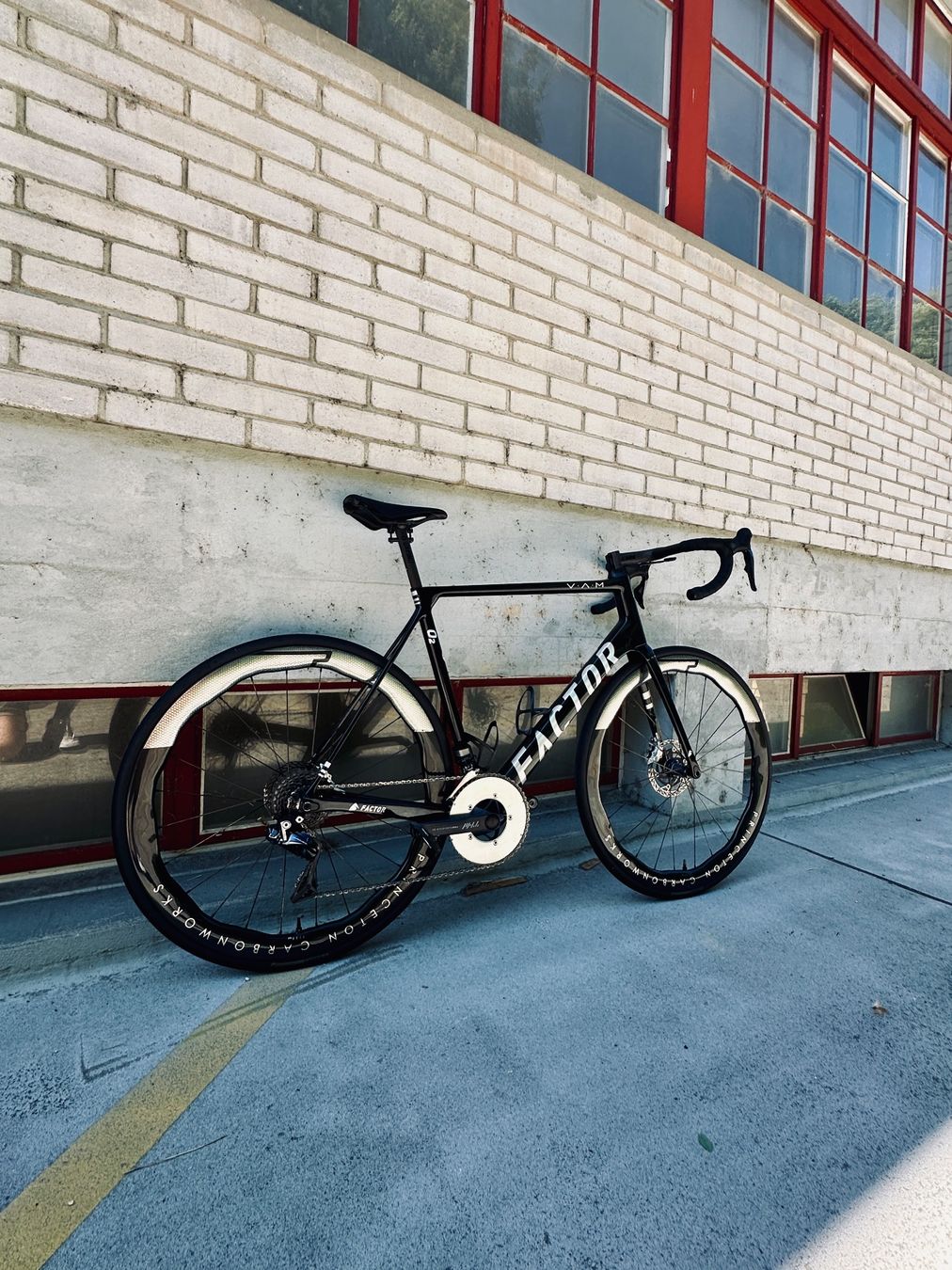 Factor Bikes Vélos: Factor O2 VAM Dreambuild 6.3kg – Neuf (Voir description) à Melchnau par remzi86 1
