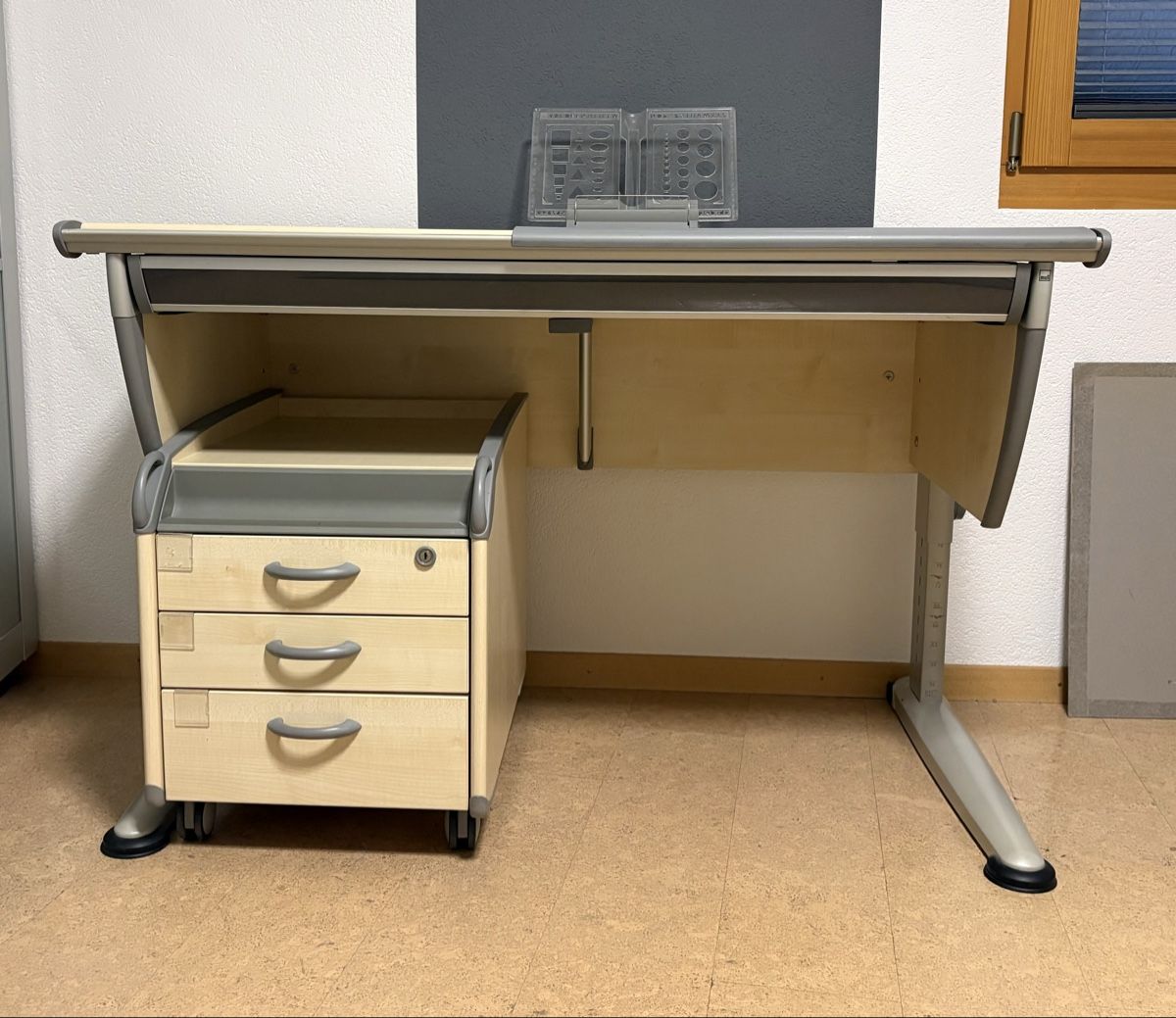 Bureaux: Kinderschreibtisch höhenverstellbar mit Rollcontainer – D'occasion à St. German par tab_dv5s