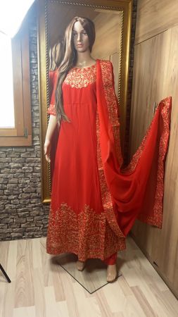 Königliches Abendkleid in Kastanienbraun mit Stickerei