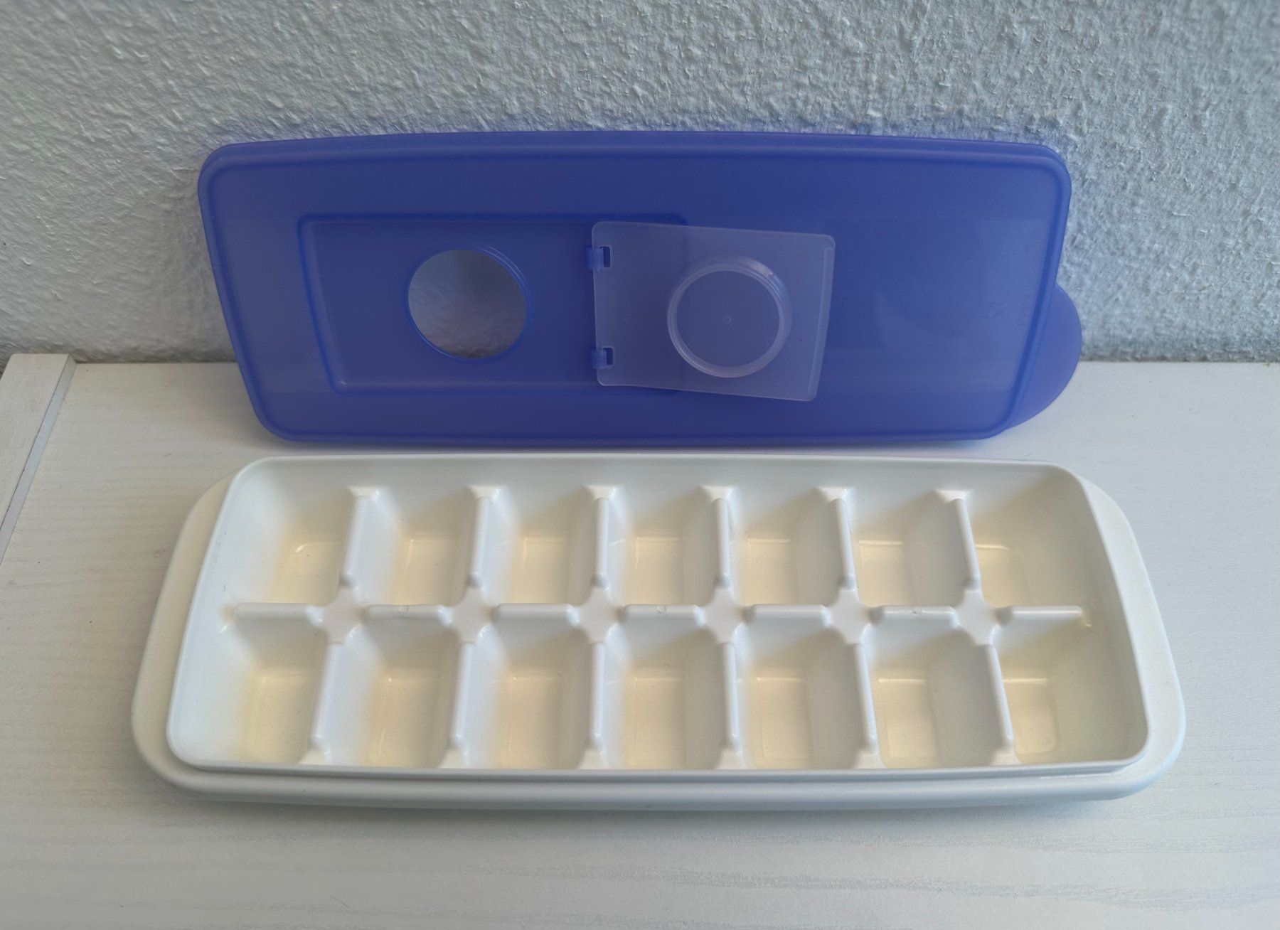 Tupperware Eiswürfelbehälter mit Deckel, lila/weiss (Gebraucht) in St. Gallen für CHF 2 – mit Lieferung auf Ricardo kaufen