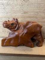 Netsuke Holz, Nashorn hinter Felsen, signiert 