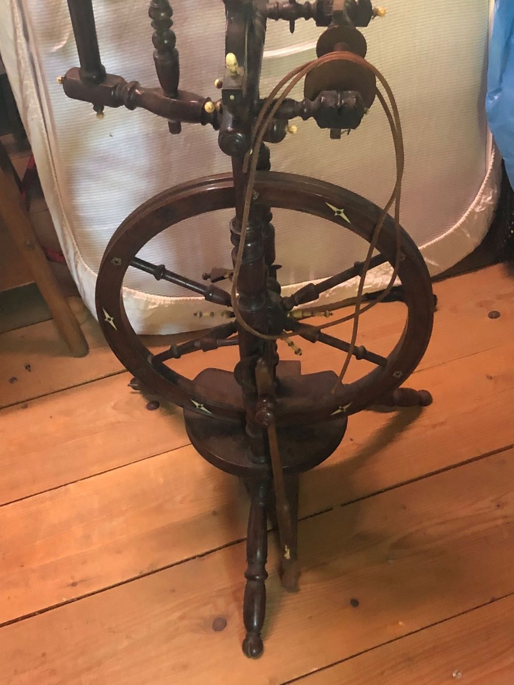 Ruote per filare: Antikes Spinnrad – Usato da Röschenz venduto da Tashroal 1