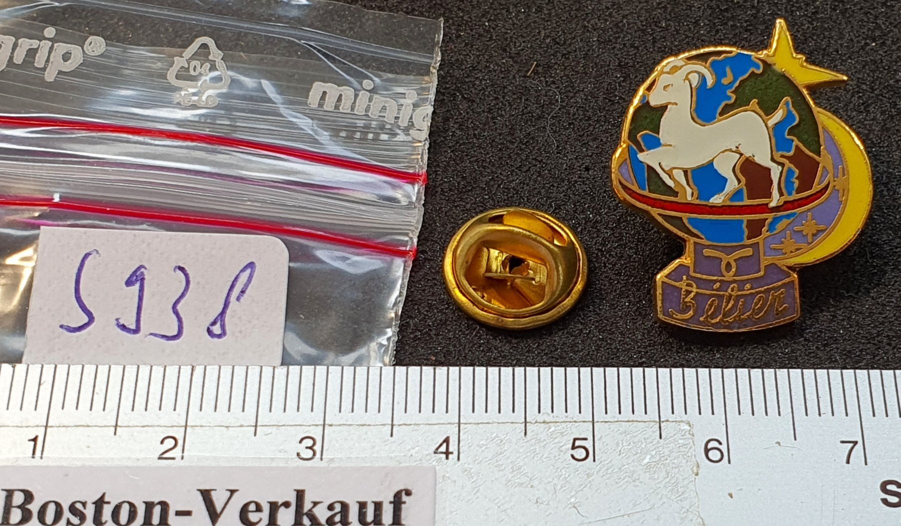 Plaketten & Abzeichen: S938 - Pin Sternzeichen Globus Mond Stern Bélier – Gebraucht aus Reinach BL von Boston-Verkauf 1