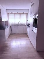 Hochwertige Einbauküche mit Natursteinabdeckung & Miele/V-Zu