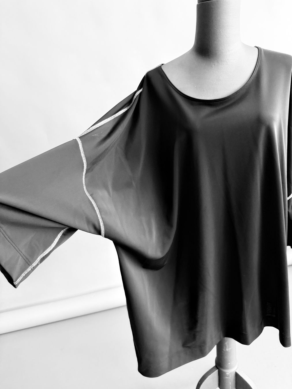 Top: Zeitloses Designer-Top mit besonderer Naht – Usato da Zürich venduto da nb6_6tx5 1
