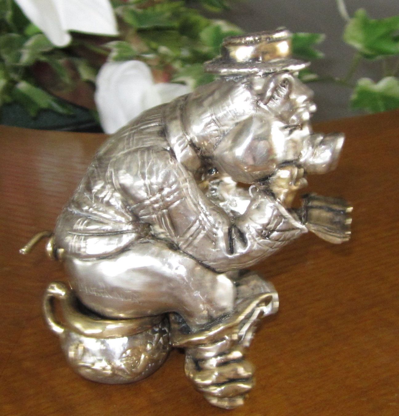 Skulpturen & Statuen: Skulptur Säuli auf Topf 925 Silber + Blattgold – Neu (gemäss Beschreibung) aus Eschenbach von Alicekunst