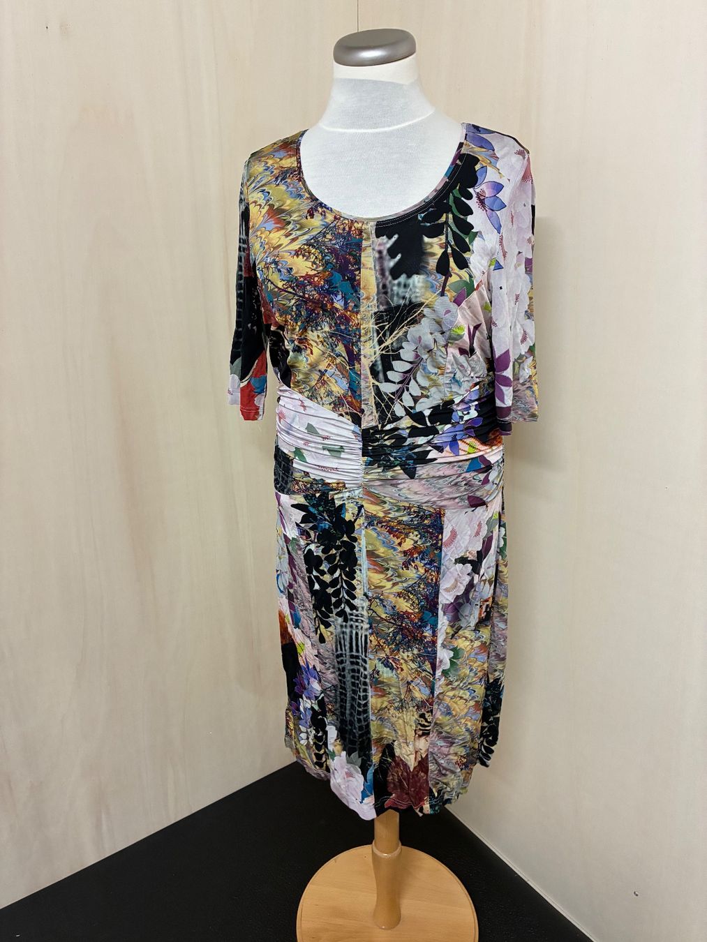Kleider: Farbenfrohes Kleid von Va Bene Grösse 42 – Gebraucht aus Zürich von van_5xbk