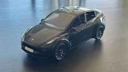 Tesla Model Y Modellauto schwarz Türen öffnen