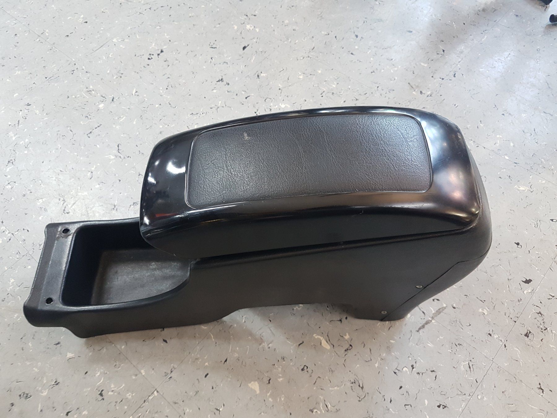 Tutti pezzi di ricambio auto: Auto Mittel Konsole Universal Armlehne – Usato da Oberägeri venduto da 455 9