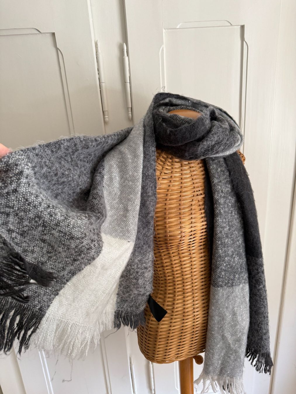 H&M Foulard & Sciarpe: Strickschal schwarz-grau-weiss gross kuschelig – Usato da Zürich venduto da Diazaio 1