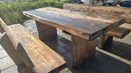 Tisch und zwei Sitzbänke Garten