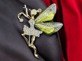 Ballerina Fee Brosche mit Strass und Emaille, Harzflügel