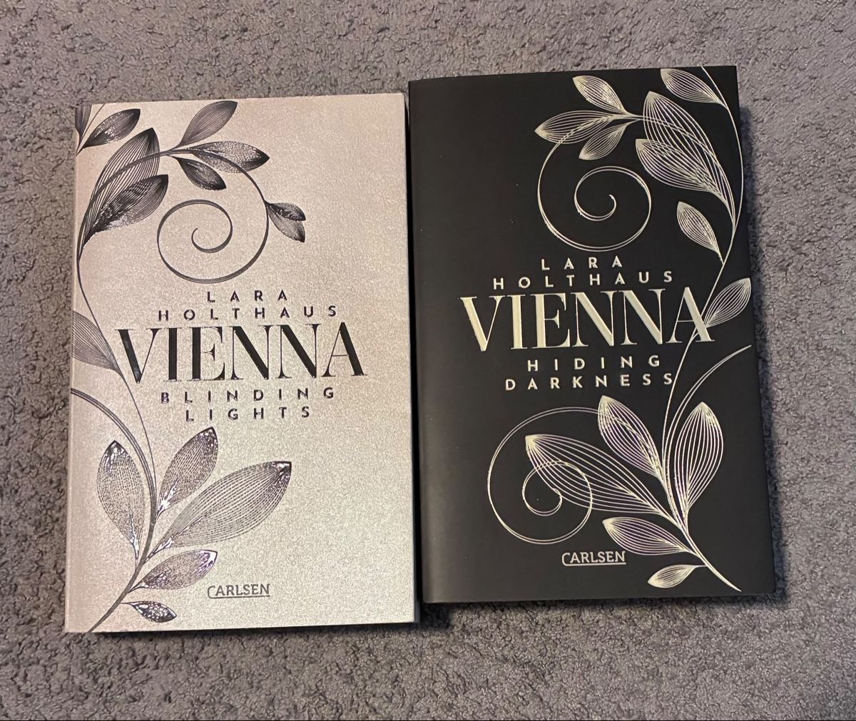 Libri: Lara Holthaus, Vienna: Blinding Lights & Hiding Darkness – Nuovo (secondo la descrizione) da Weggis venduto da Chilly555