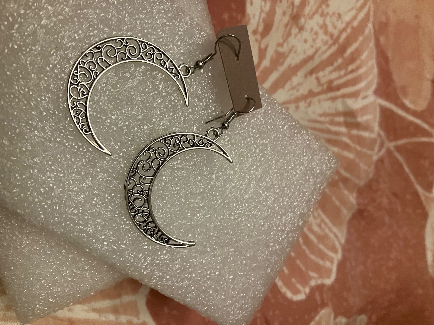 Ohrringe & -stecker: Modeschmuck, silberfarbene Ohrhänger Halbmond, Hohlmuster, – Neu (gemäss Beschreibung) aus Affoltern am Albis von Dlotti 1