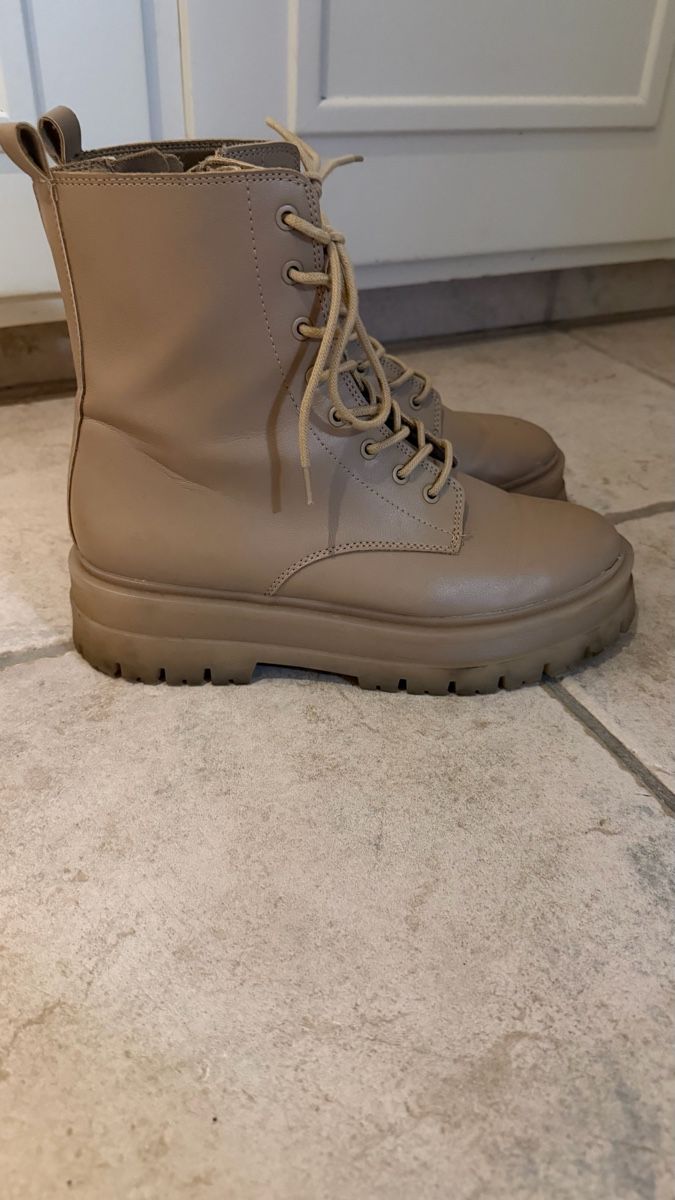 Stradivarius Damenschuhe: STRADIVARIUS CHUNKY BOOTS BEIGE BIKER BOOTS GR.39 – Gebraucht aus Thalwil von olh_7cpg 1
