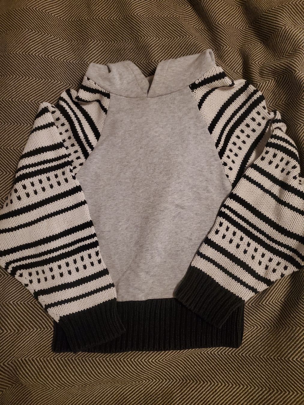 Urban Outfitters Maglioni & Felpe: Urban Outfitters Größe S Pullover 36 Kapuzenpullover grau – Usato da St. Moritz venduto da ang_9drt 2