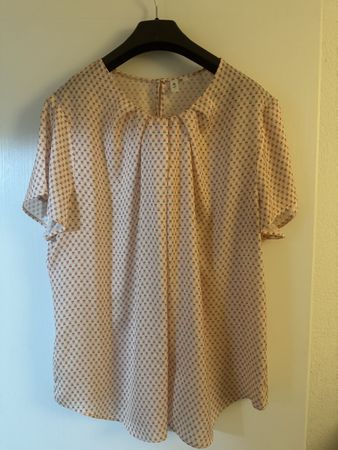 Sommerbluse Gr. 48, hell mit Blumenmuster, Top Zustand