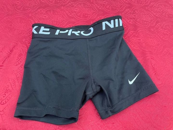 Nike Pantaloni: Mädchen Turnhose Shorts nike 128/134 – Usato da Bergdietikon venduto da antovale