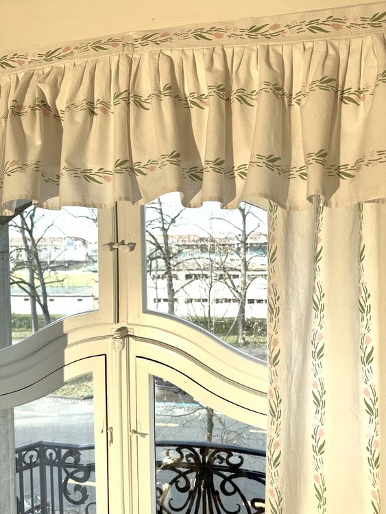 U7Laura Ashley Berkeley Scroll Pewter Roman blind