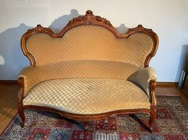 Antikes Sofa, Barock-Stil, goldener Stoffbezug. 