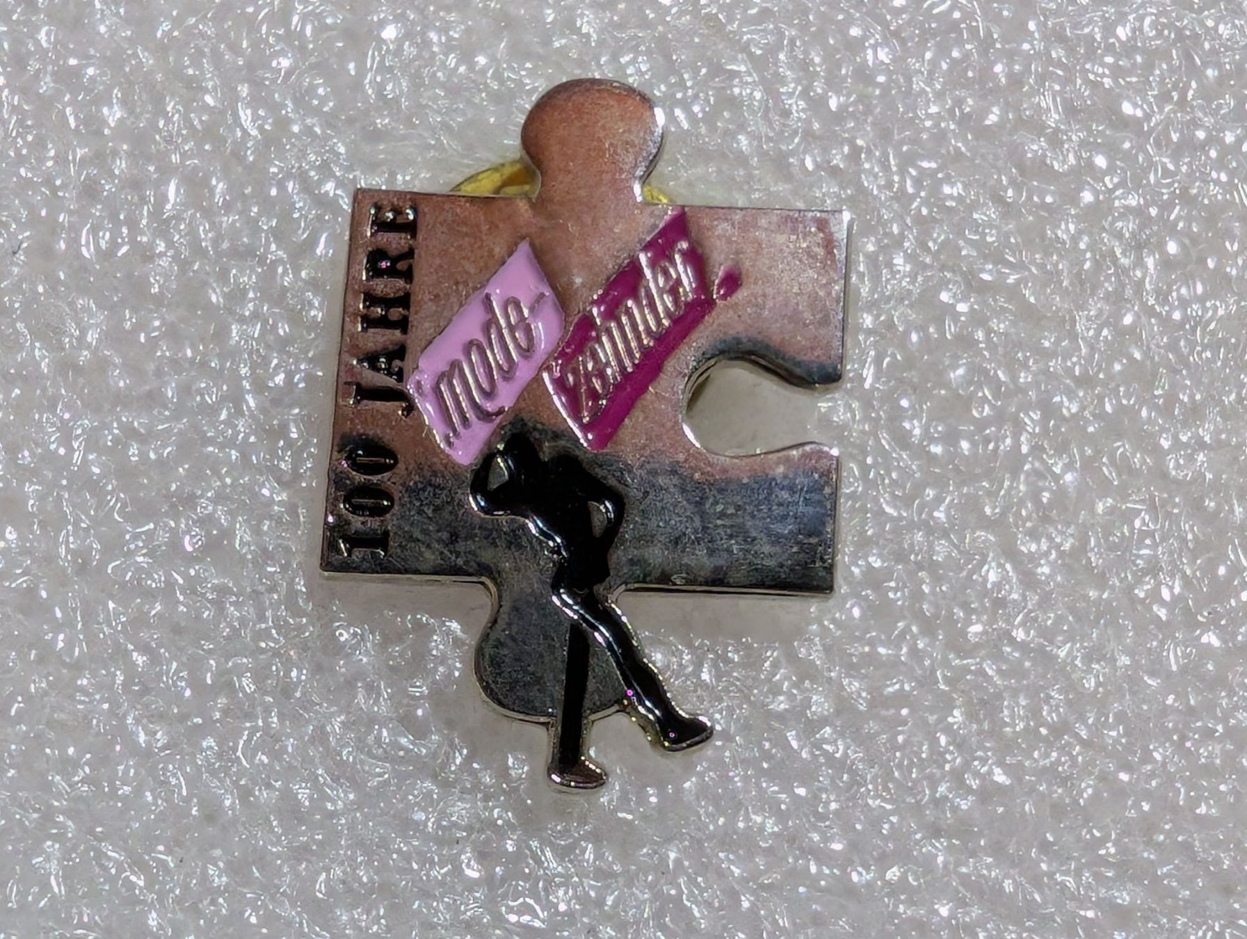 Plaquettes & Badges: Ansteckpin 252: Mode Zehnder – D'occasion à Oppligen par Pin-Fall-Shop