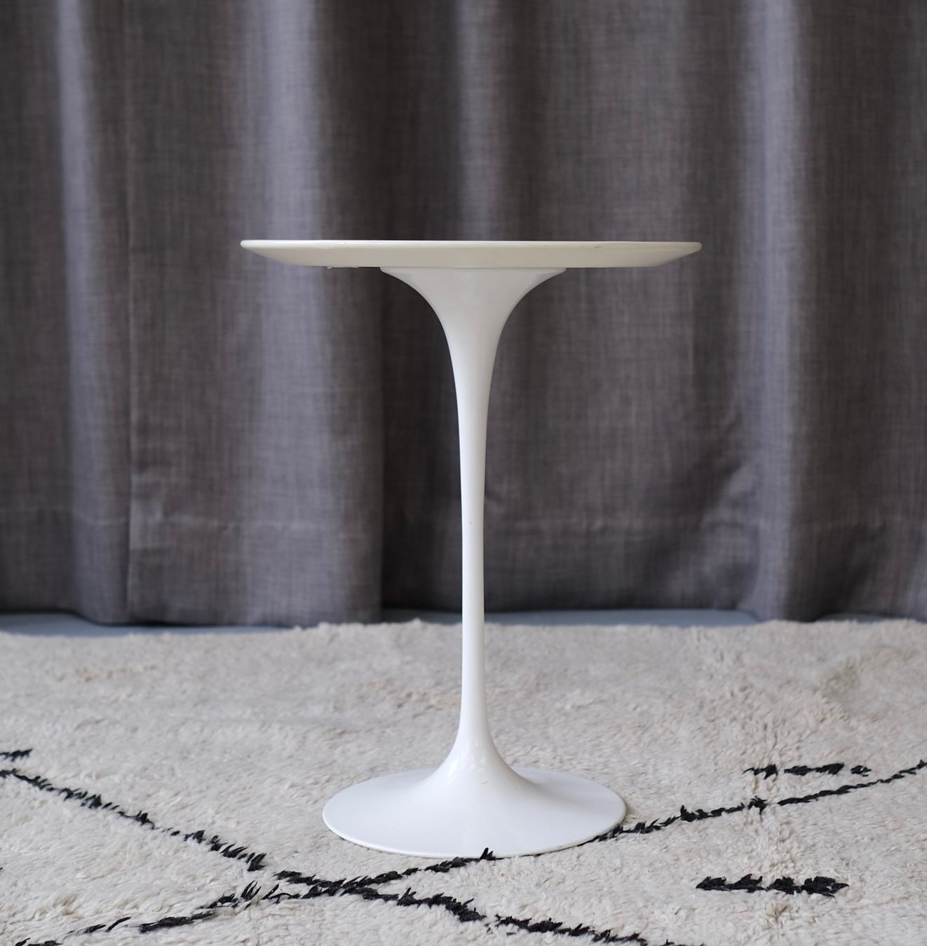 Knoll Tavoli: Eero Saarinen side table by Knoll International – Usato da Bern venduto da Zmodern_VIN 2