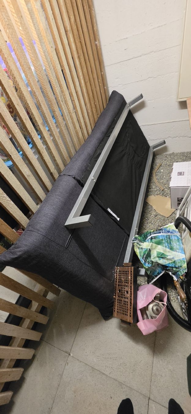 Sedie a sdraio: Sofa Bett dunkelgrau mit Lattenrost mit Gebrauchsspuren – Usato da Schaffhausen venduto da Tshibli 1