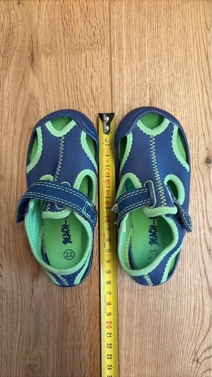 Scarpe da uomo: Bequeme Kinder Badeschuhe, Gr. 22 – Usato da Bettlach venduto da Schtine1