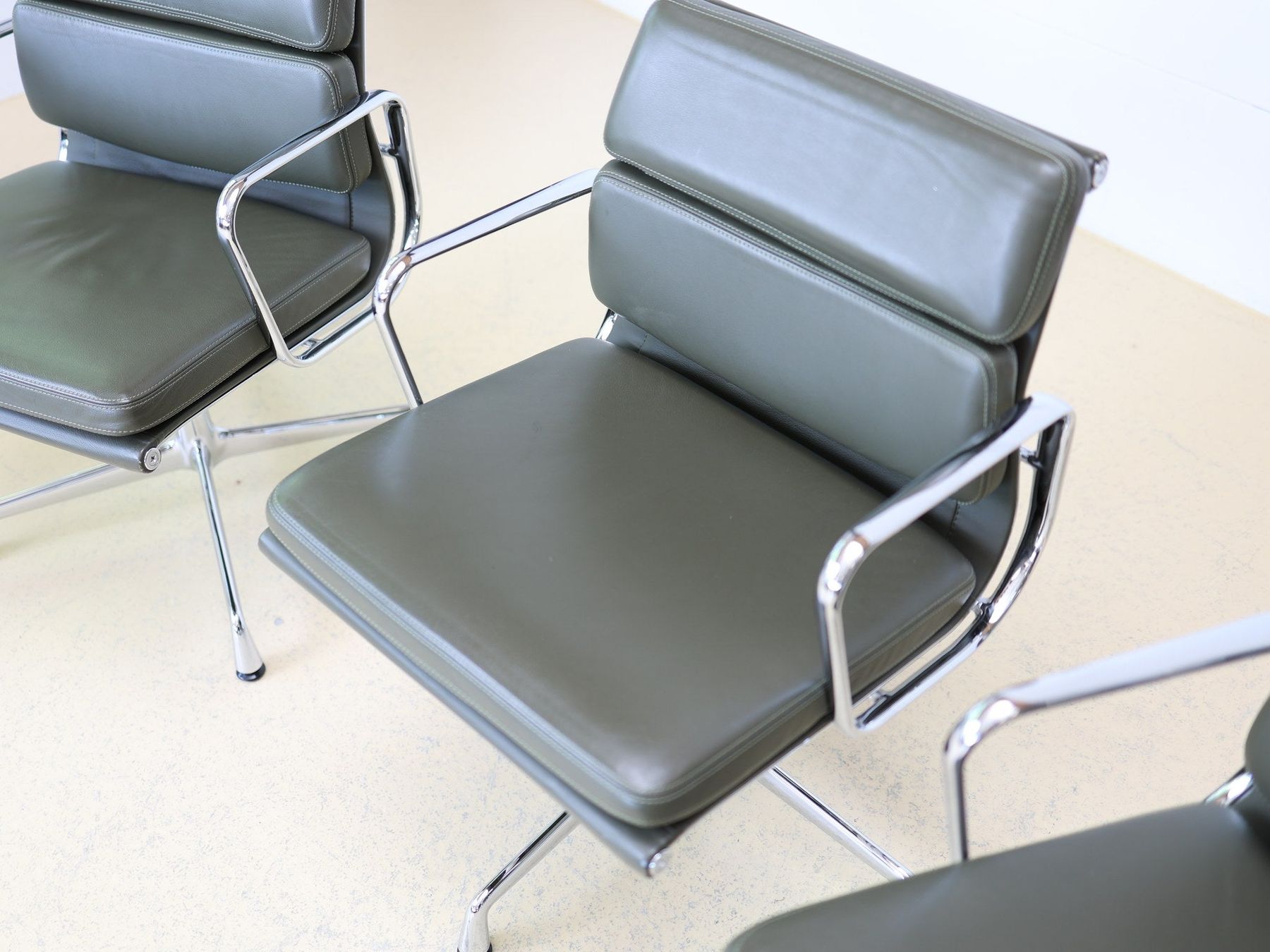 Vitra Stühle: Vitra Eames EA 208 Softpad Bürostühle | Olive Leder – Gebraucht aus Meinisberg von atelier_TILIJA 7