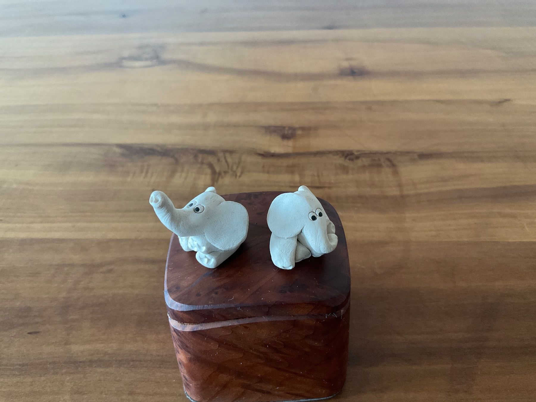 Statuette: 2 kleine Elefanten, weiss, Ton oder Gips – Usato da Wetzikon ZH venduto da CZ. 6