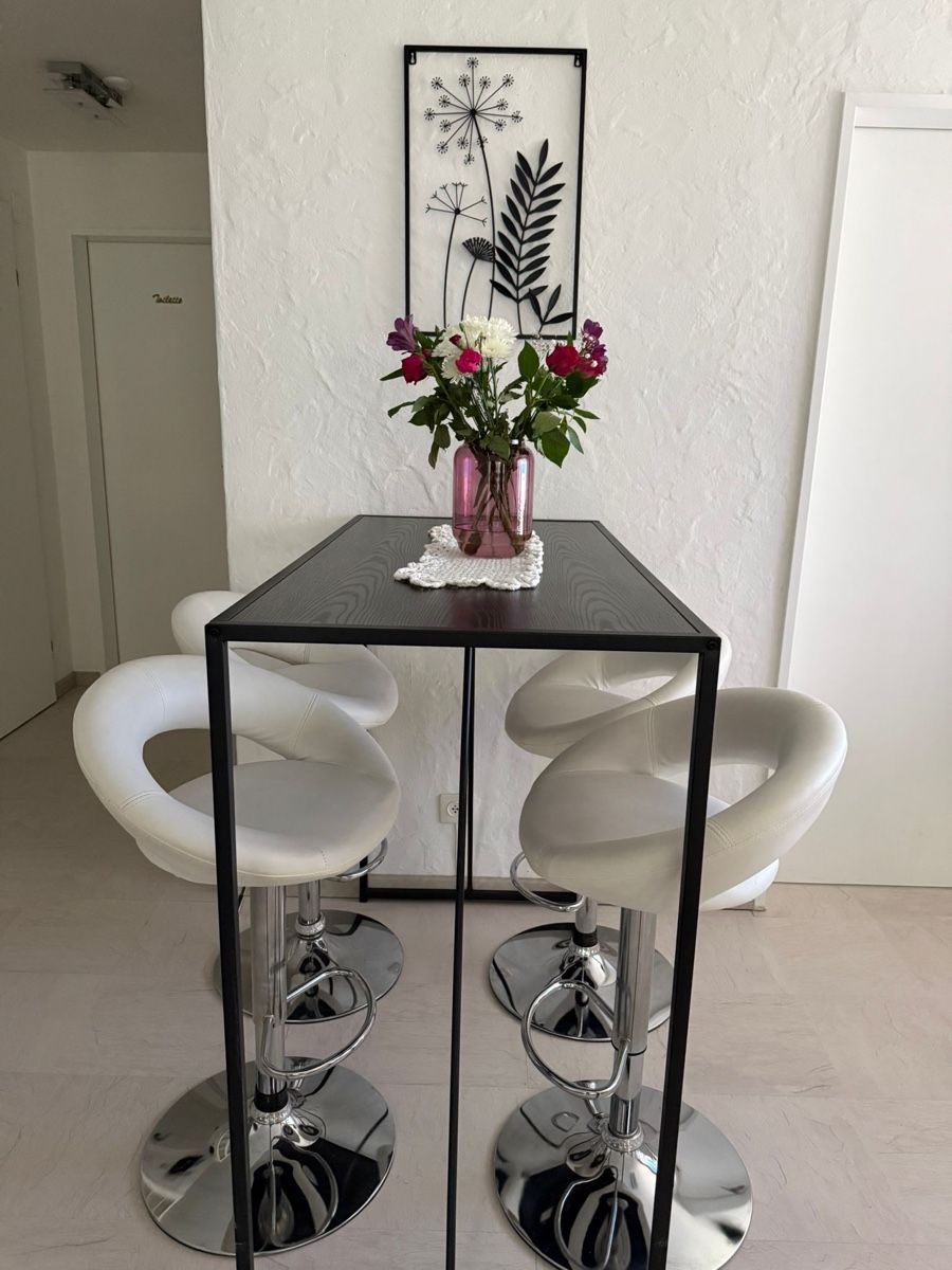 Set de table et chaises: Bartisch mit 4 weissen Barhockern  – D'occasion à Abtwil SG par yagua