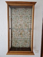 Antike Hängevitrine mit Intarsien und floraler Rückwand