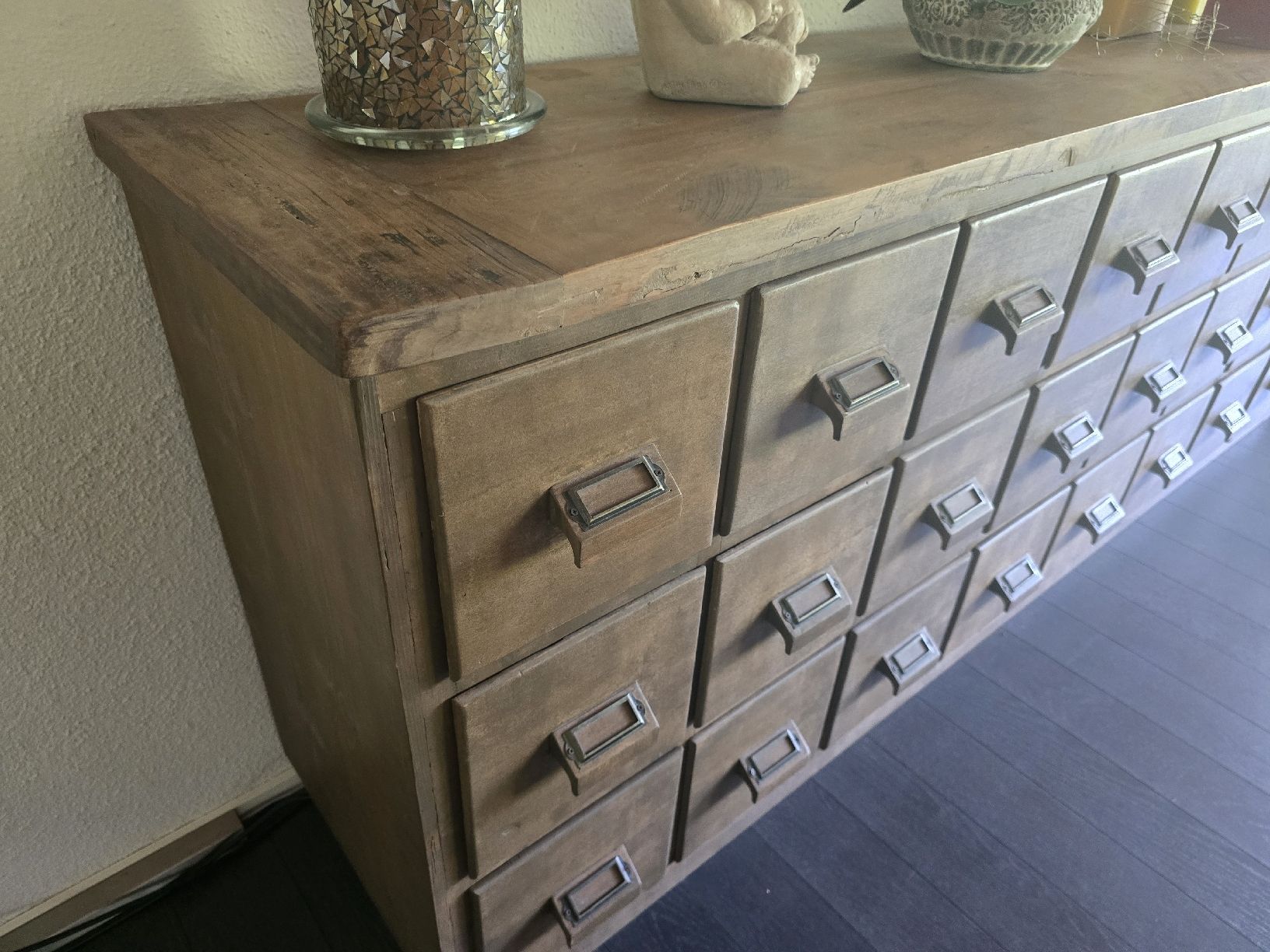 Cassettiere: Grosse, restaurierte Kommode/Sideboard mit Teakholzplatte – Usato da Elgg venduto da Kallipygos 3