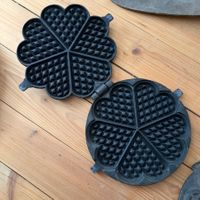 2 antike Waffeleisen aus Gusseisen