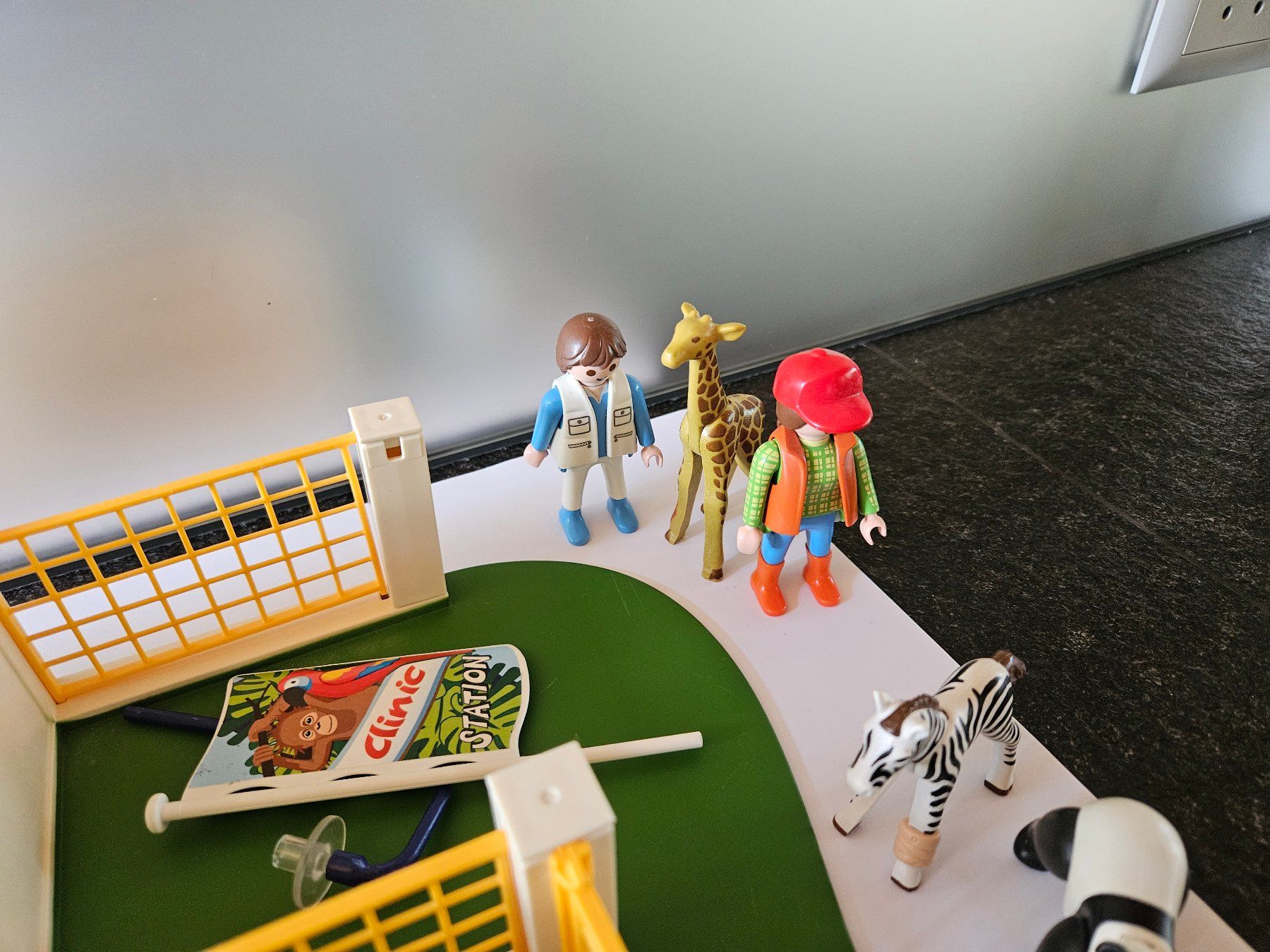 Playmobil Spielzeuge: Playmobil 4009 Zoo Pflegestation – Gebraucht aus Gontenschwil von regentag 2