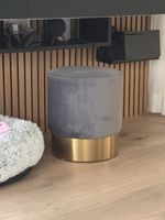 Moderner Pouf / Hocker in Grau mit goldenem Akzent
