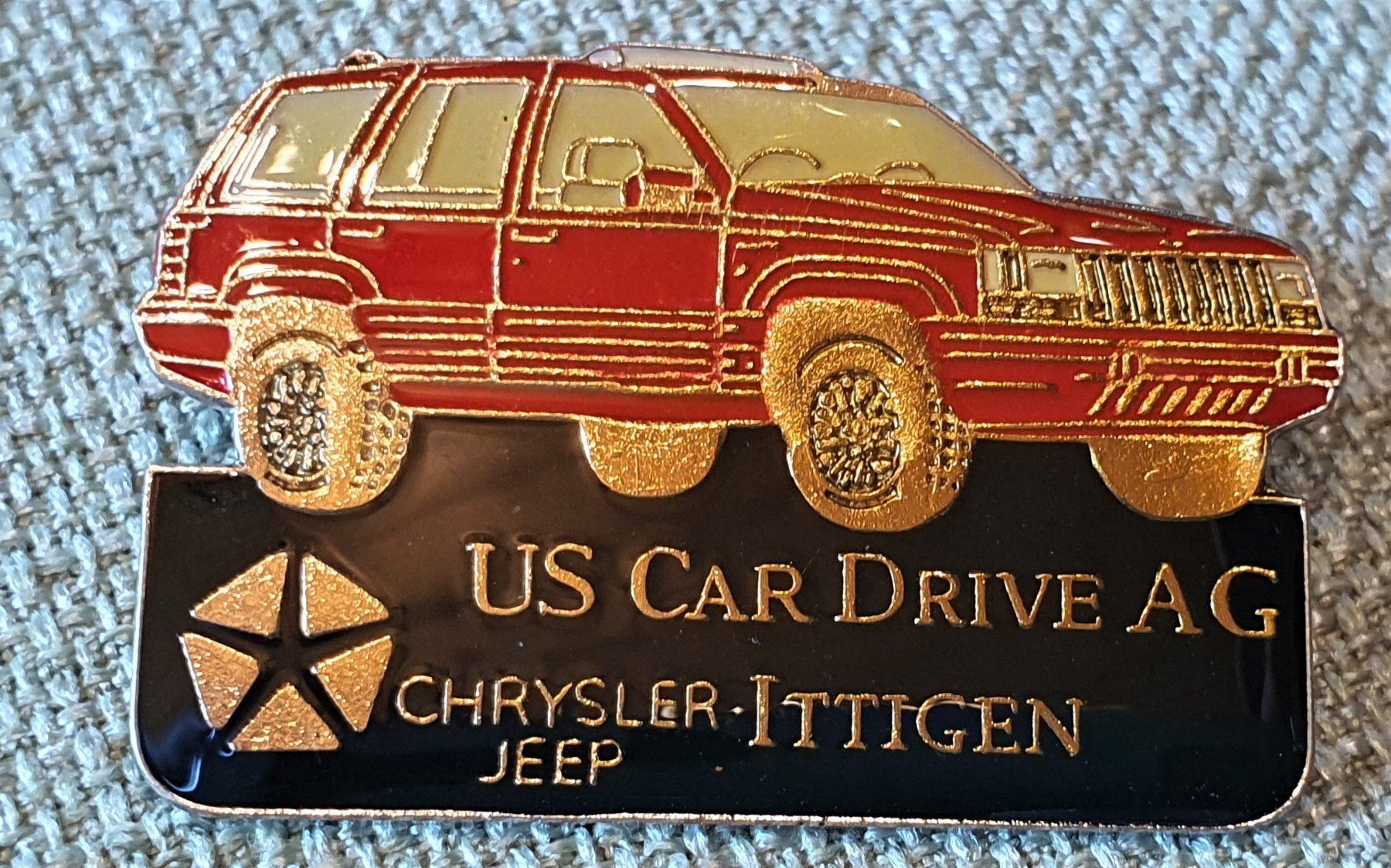 Placchette & Badge: B339 Pin Chrysler US Car Drive Ittigen – Usato da Reinach BL venduto da Boston-Verkauf