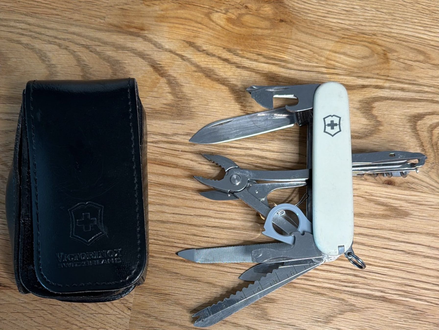 Victorinox Taschenmesser: VICTORINOX  SURVIVAL KIT MIT ETUI – Gebraucht aus Zürich von Frei-Occasionen 1