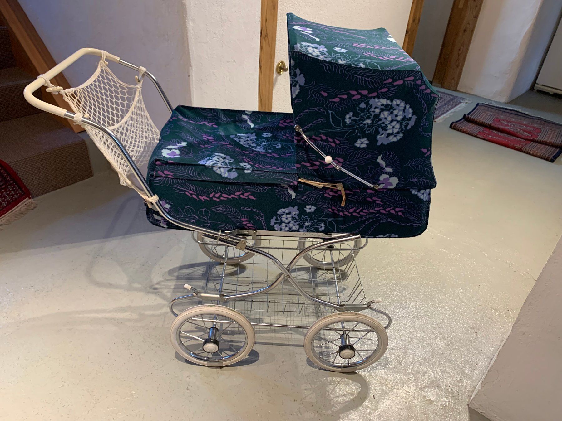 Carrozzine per bambole: alter Puppenwagen mit Puppe – Usato da Hattenhausen venduto da Topas00