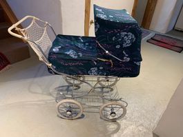 alter Puppenwagen mit Puppe