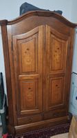 Toller antiker Holzschrank mit beeindruckenden Intarsien