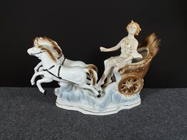 Antike Porzellanfigur, Frau im Wagen, Pferdegespann