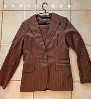 Tailleur femme brun à fines rayures